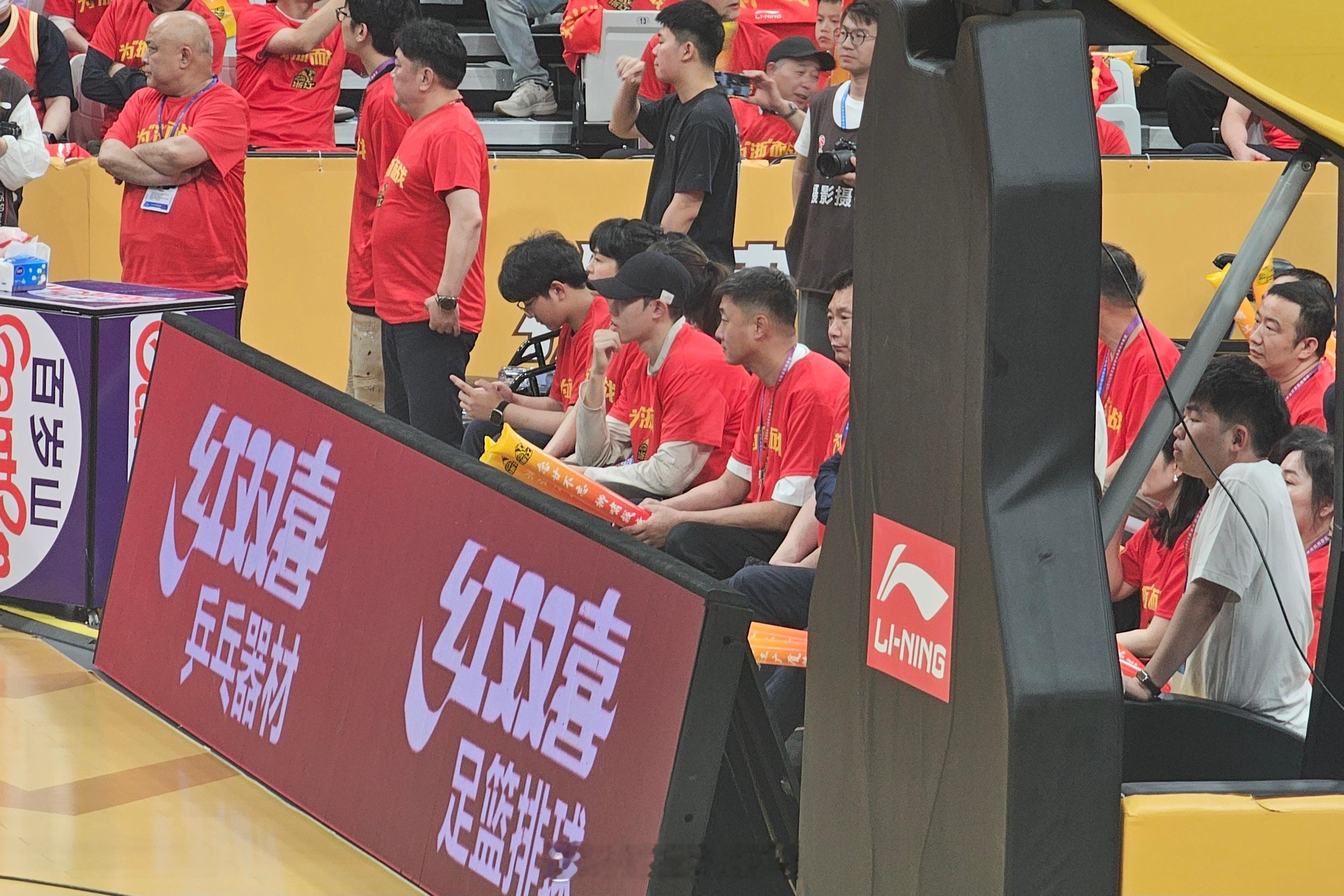 赵嘉仁今天来到现场给球队加油广厦男篮vs北京男篮cba总决赛​​​