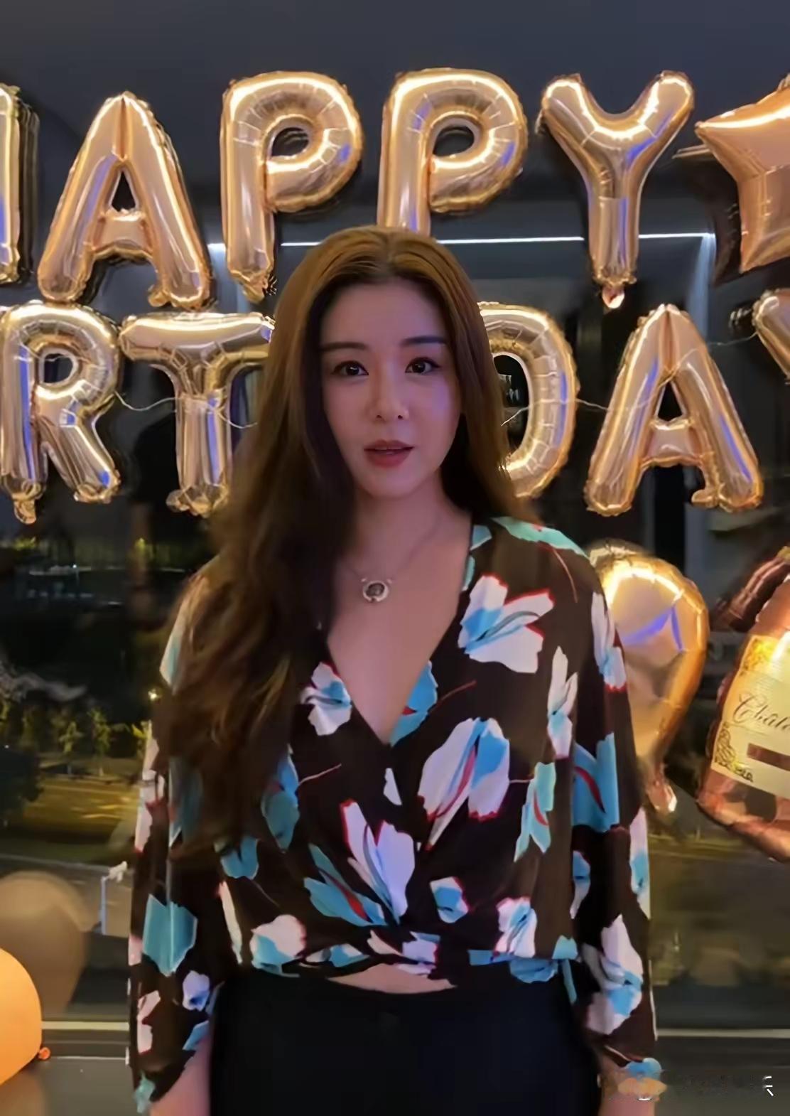 王雷妻子李小萌庆祝41岁生日，她的身材丰腴不少，看起来很富态，身穿黑底印花衬衫配