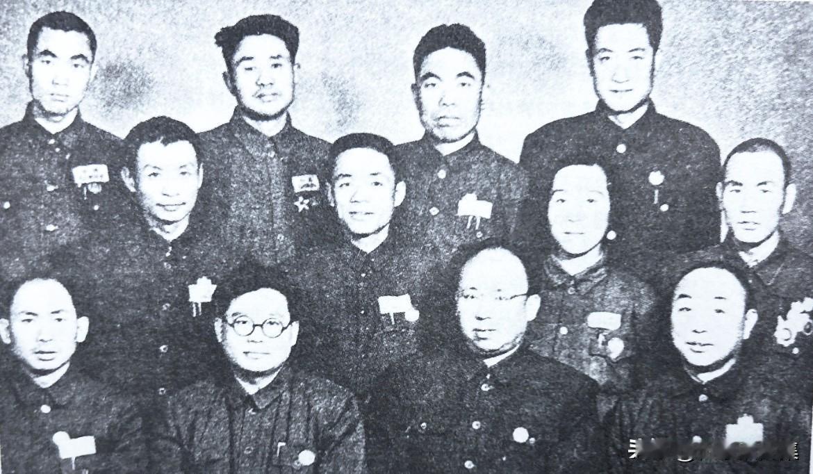 1949年9月，罗荣桓与参加第一届全国政治协商会议的四野代表合影。前排左起：李天