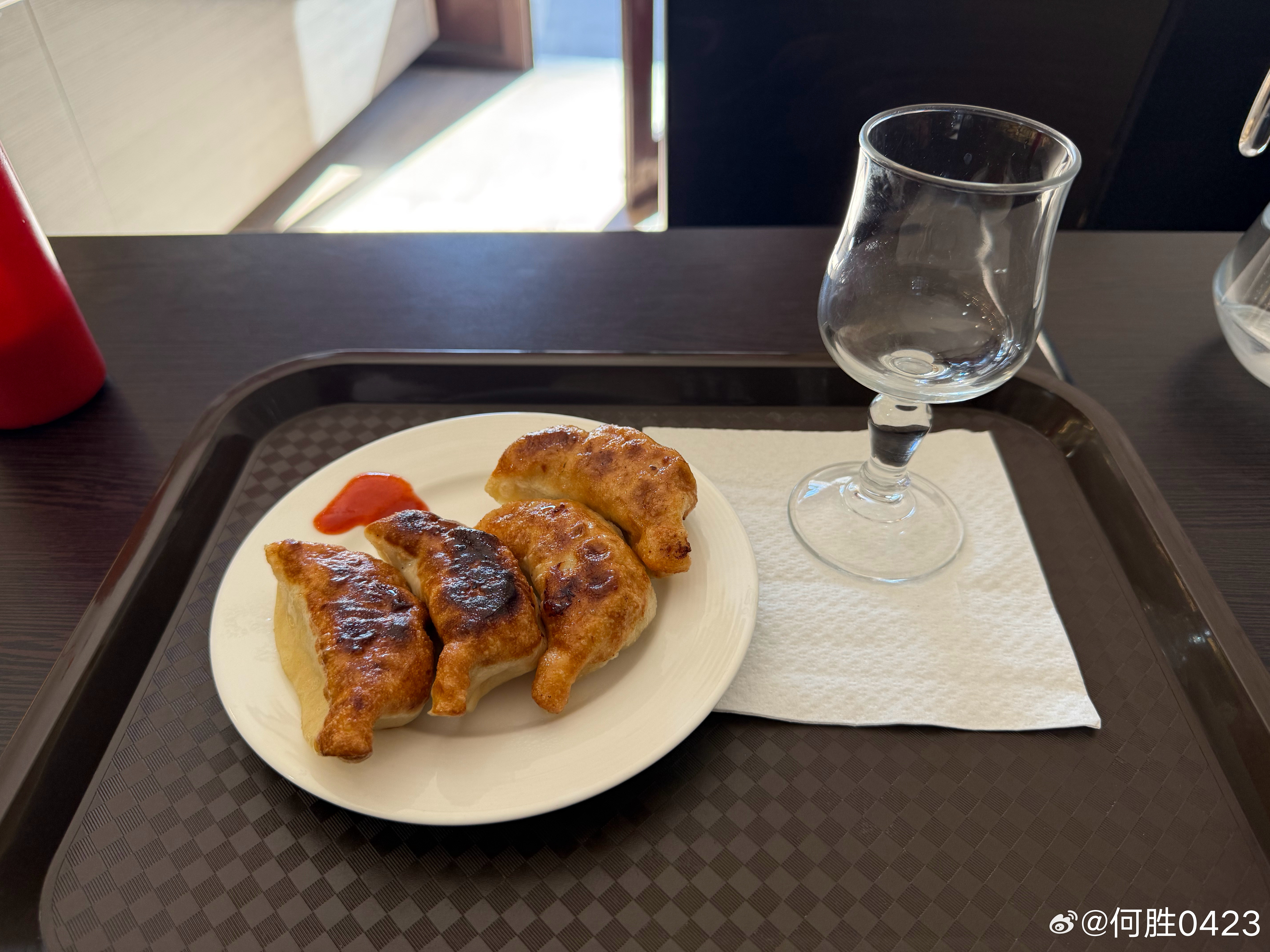 来巴黎第一顿，找了一家中餐厅，点了个炒面，6.44欧，吃完后发现没吃饱，又换了一