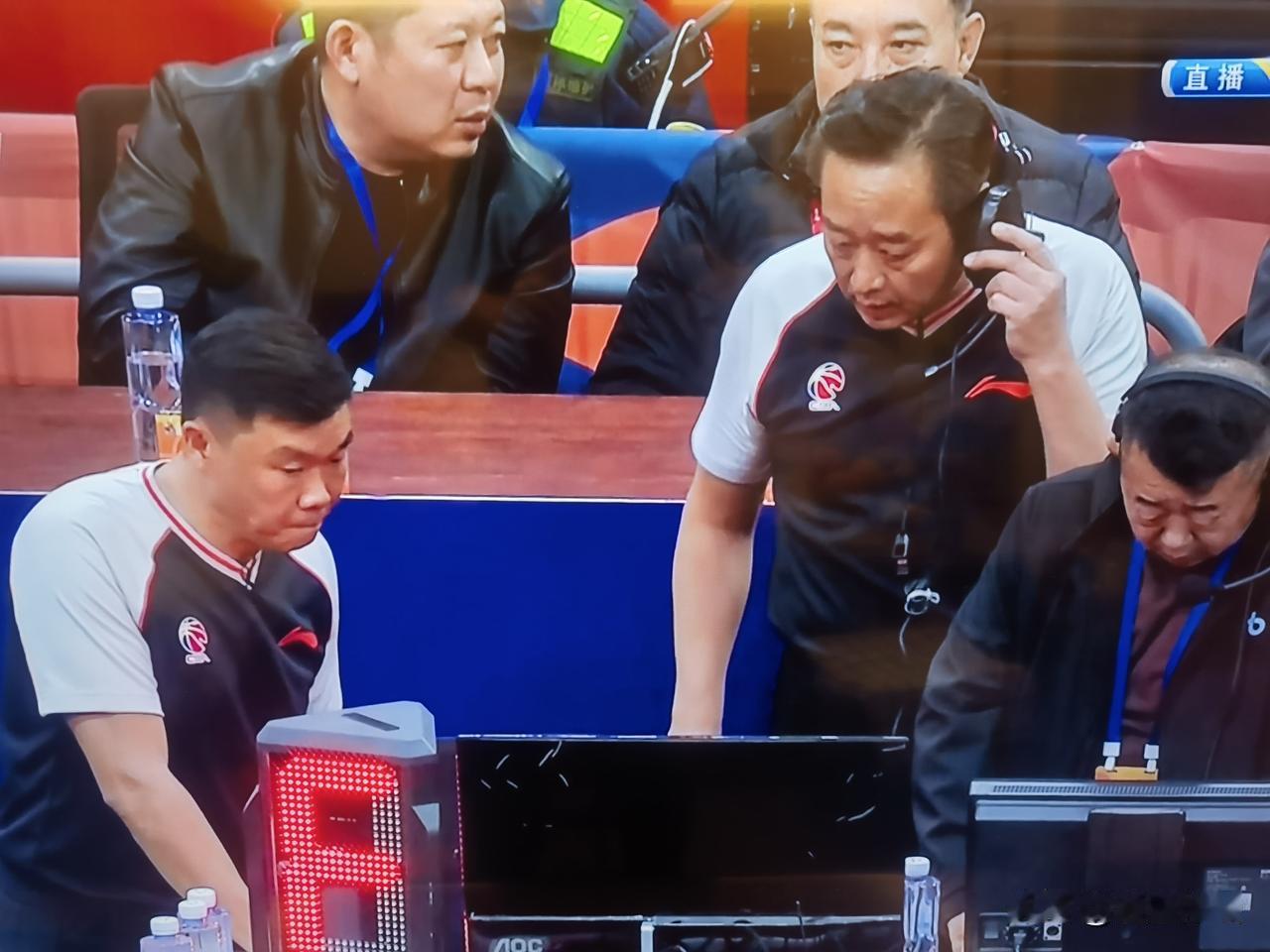 四川男这是输不起了吗？上半场，山东高速两次违体，特别是第二次，郭凯的一个普通犯规