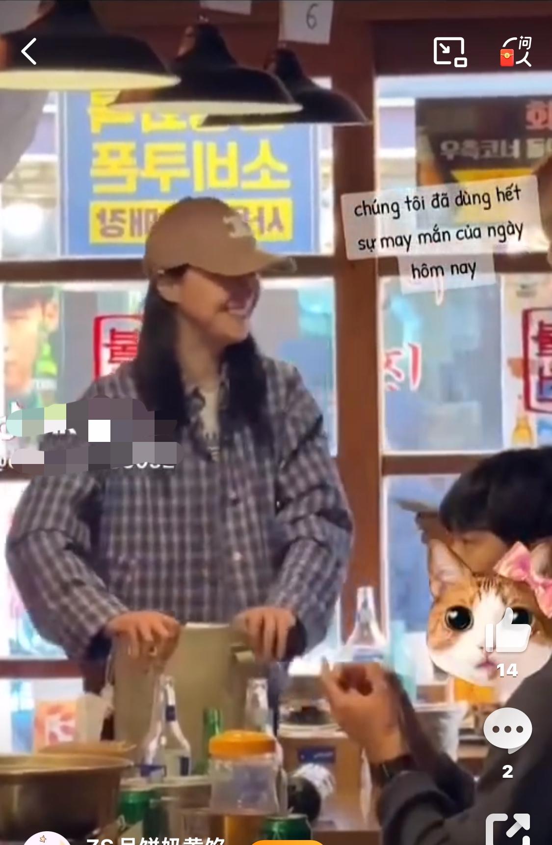 郑爽近日被粉丝偶遇现身韩国，看起来笑容满面的郑爽也没有架子，和粉丝笑着打招呼，而