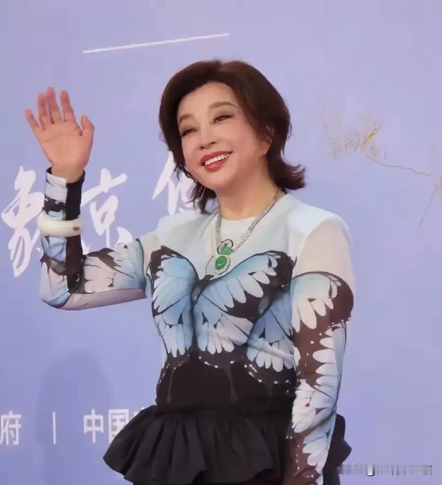 我有个朋友是心理医生，她看了刘晓庆icon出席百花奖icon的视频，沉默了很久，