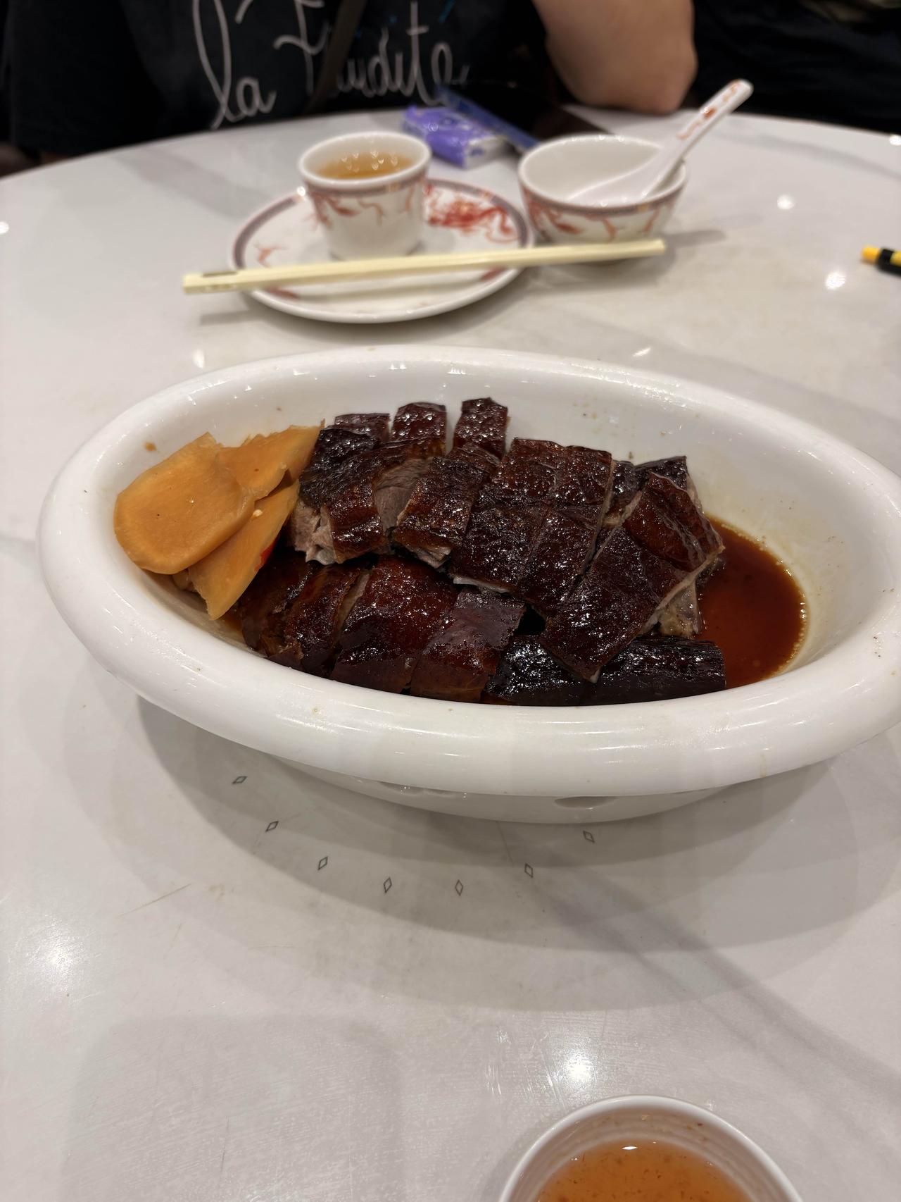 昨天去香港屯门的时候，有一家早茶店，120港币一个人任吃，也就是自助餐的形式