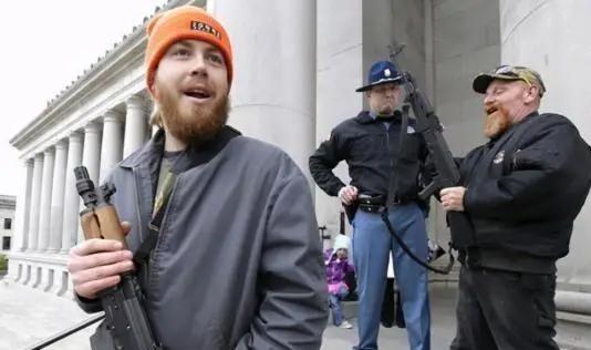 美国民间分散了4亿支枪，为什么美国人造反比登天还难，说白了，美国民众确实有枪，但