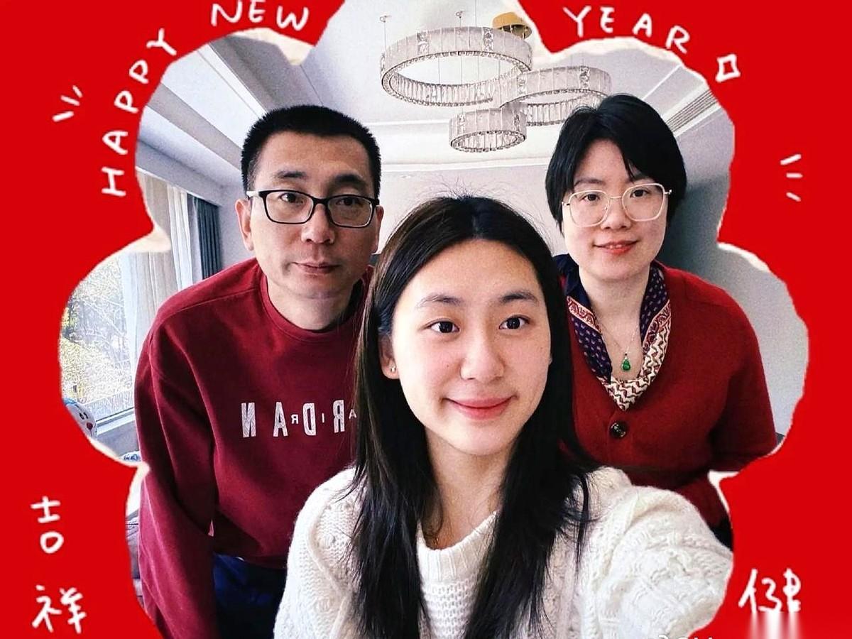 翻了半天陈熠的年终总结，我心凉了半截。家人在了，昕嫂在了，小蘑菇、徐奕……甚至