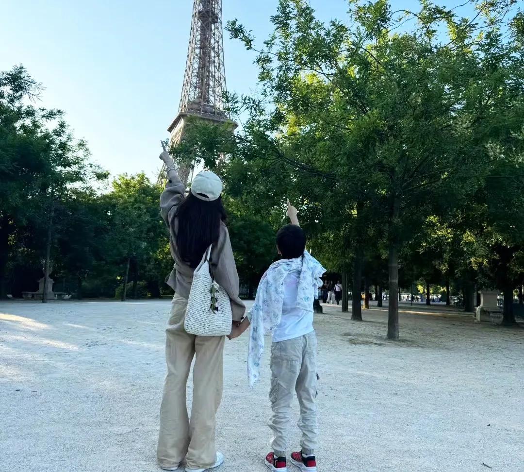 Angelababy晒出和儿子在巴黎旅行的照片，小海绵好可爱！当年baby可是在