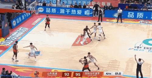 比赛还剩最后1秒，山东高速落后3分，邱彪居然布置的是两分球战术，数学是体育老师教