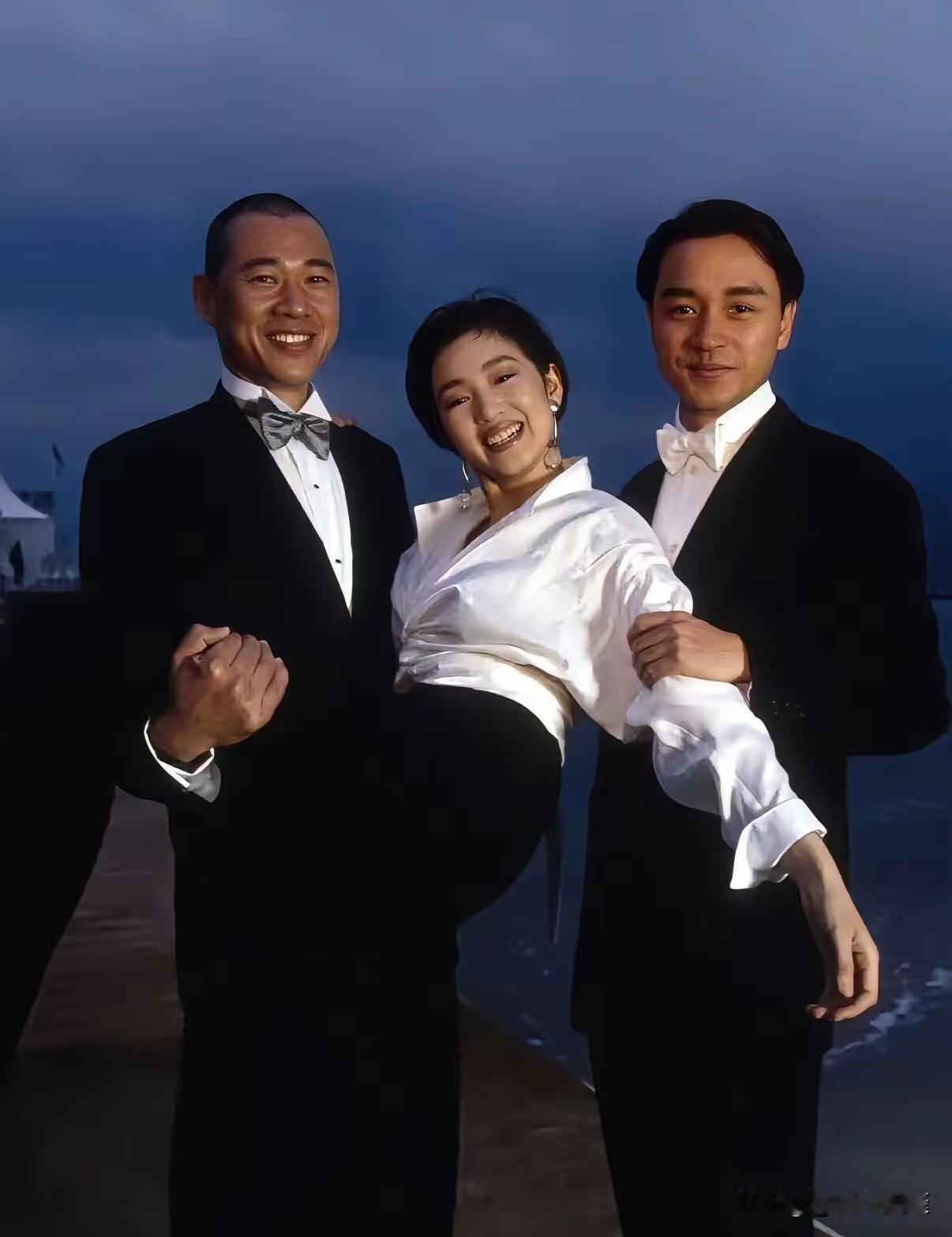 瞧啊，她被两个男人争来夺去，不仅没有半分尴尬，反倒笑意盈盈，一副极为享受的样子，