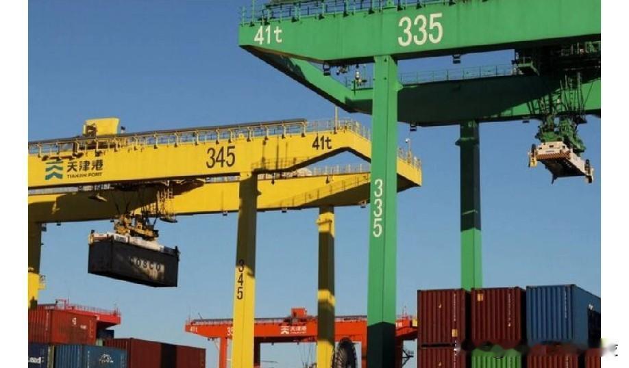 特朗普称美国将从11月起对中国进口的软件产品加征100%关税。(路透社)-美