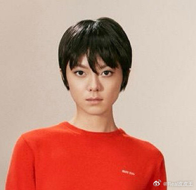 Miumiu又给赵今麦拍了新的宣传大片。Miumiu是如何做到的每次时尚不足，搞