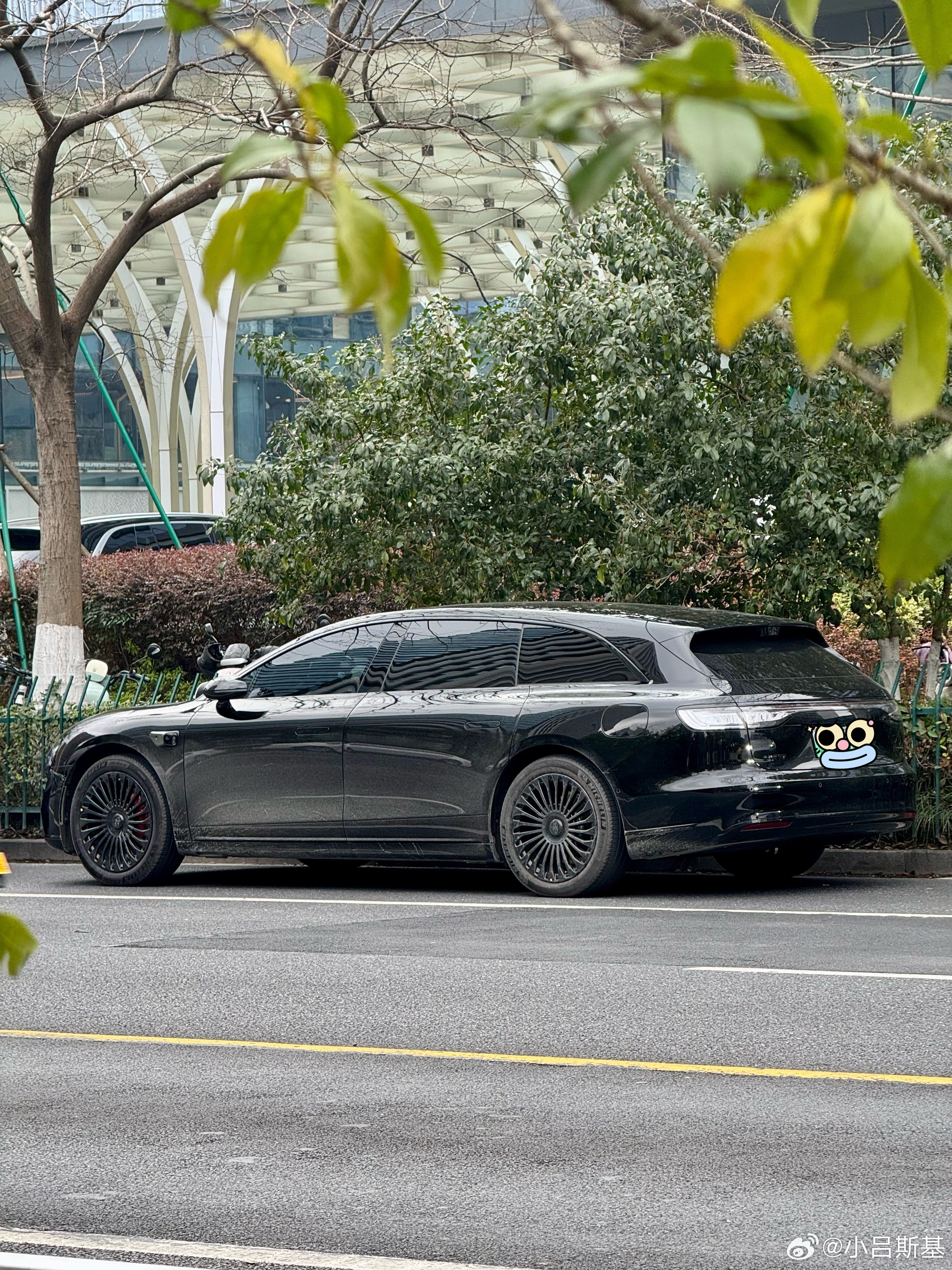 路边偶遇享界S9T，大尺寸旅行车修长的线条看着是真优雅啊！