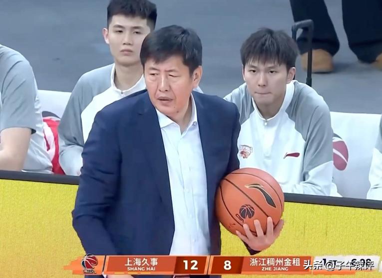 丁伟指导又双叒叕整新活了！昨天上海对阵浙江的比赛，在首节还剩6分08秒的时候，