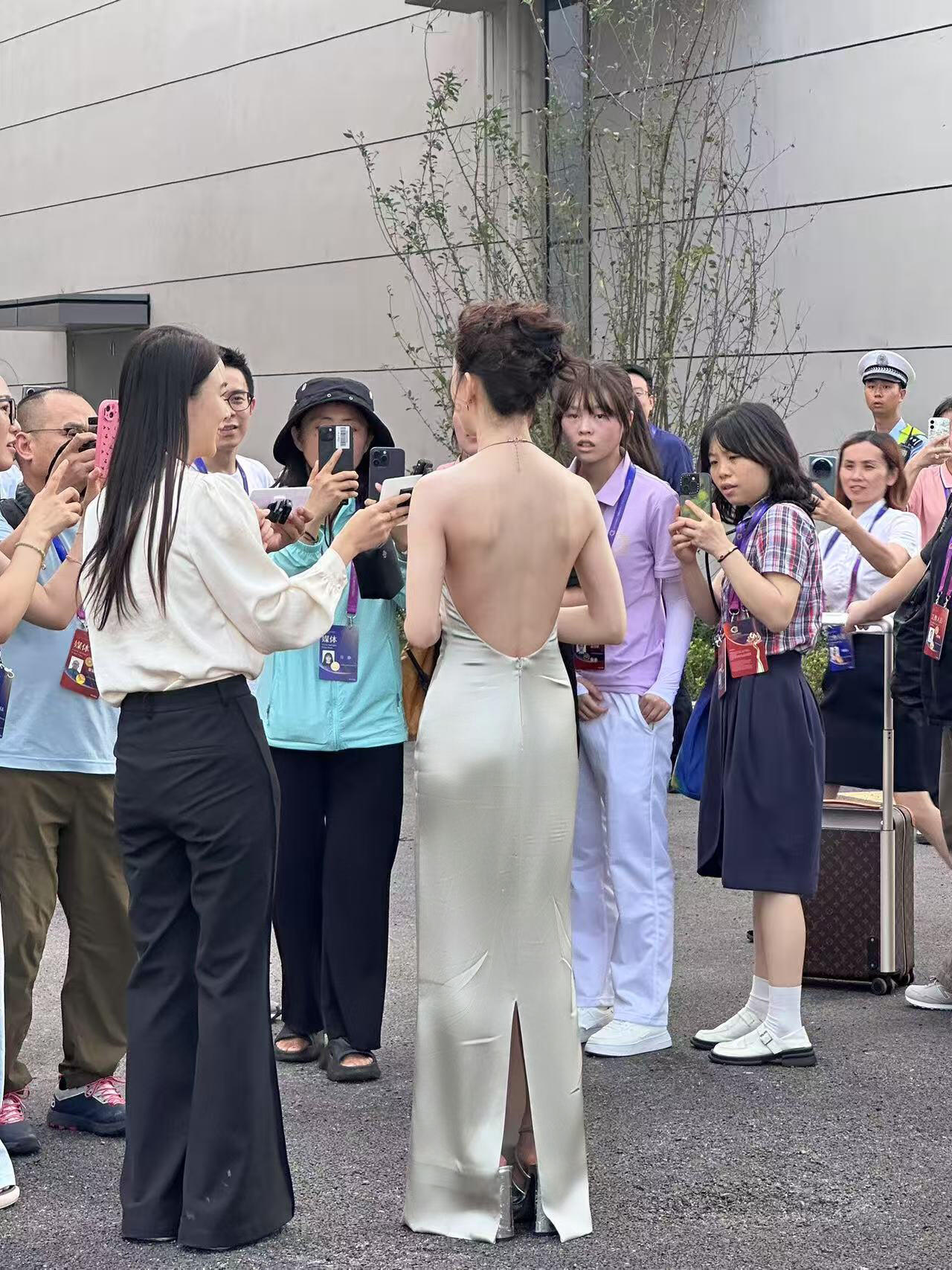 你绝对猜不到这是哪个女明星的背影​​​