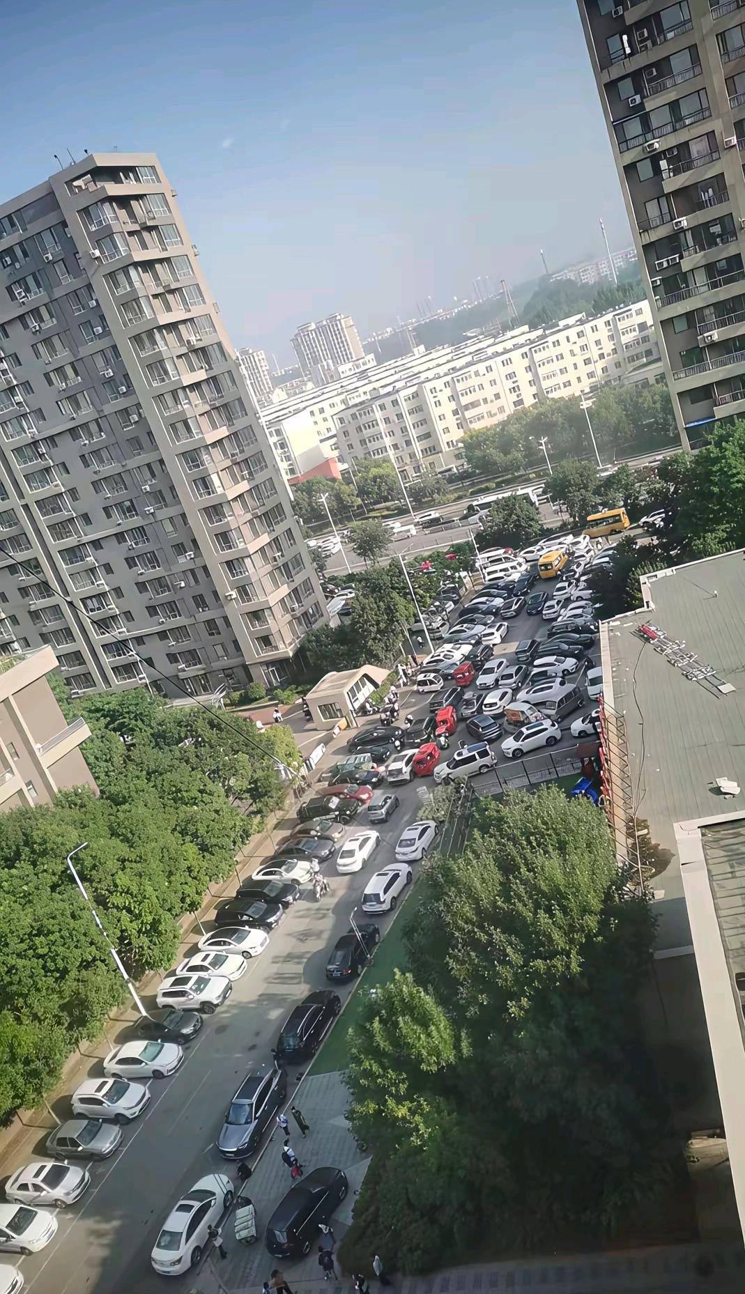 我家楼下有套房子，老人刚走没几天，儿子就挂牌58万急售，比市场价便宜20多万。几