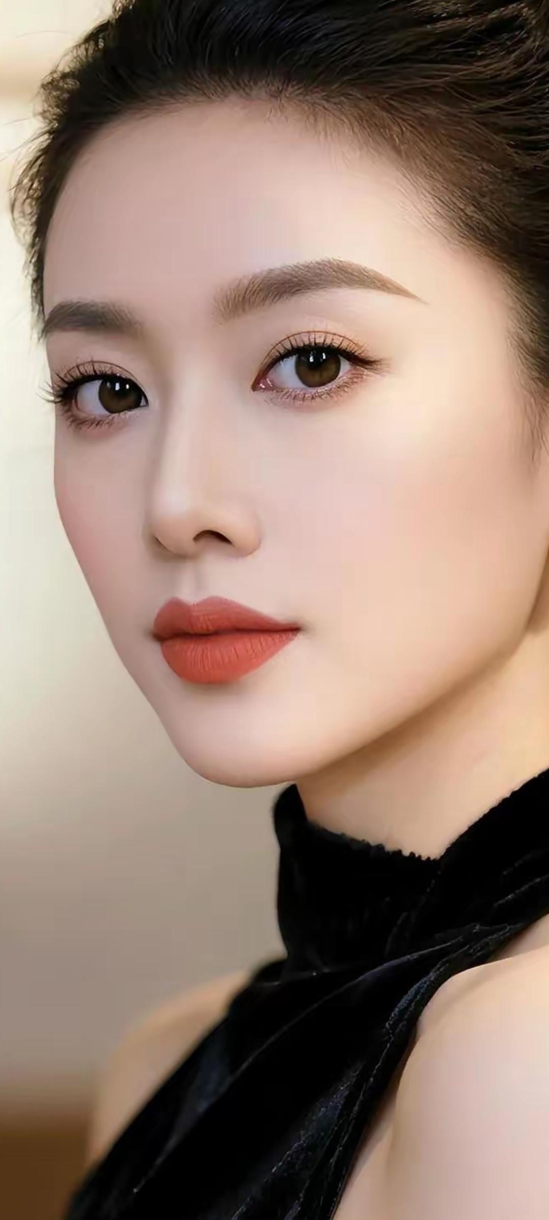 优雅黑天鹅，红唇魅惑，尽显高贵气质