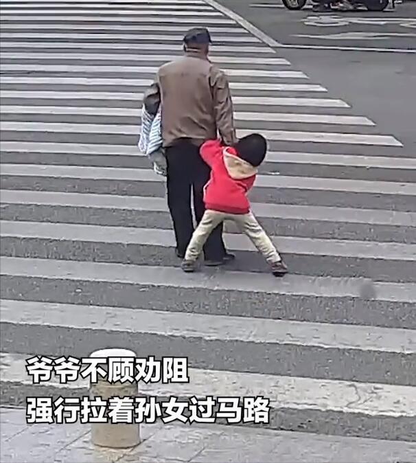 老人带孩子风险很大，我观察大街上带孩子闯红灯的，基本都是老人带孩子！我之前还真看