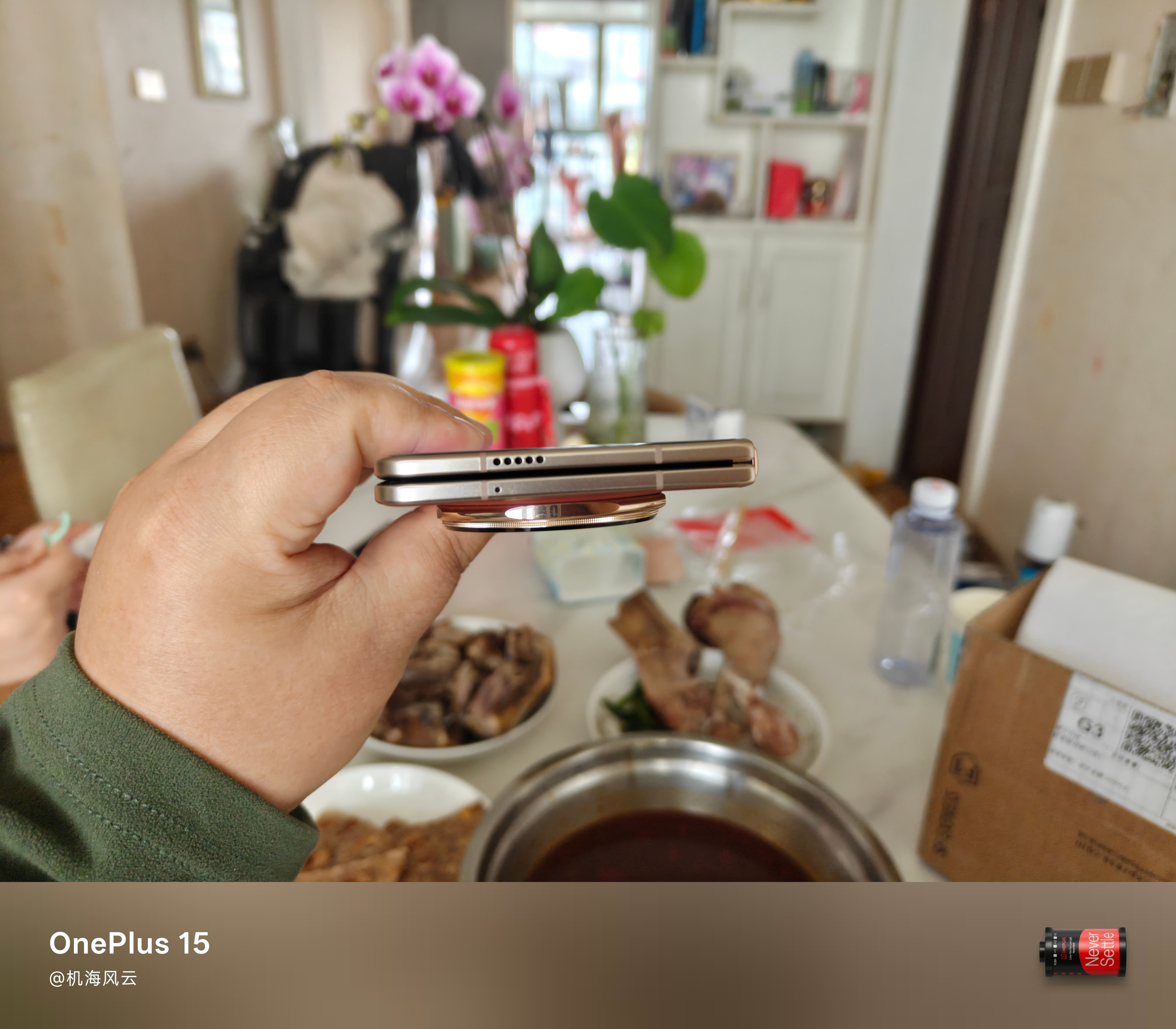 瞅了眼MagicV5，确实严丝合缝，不考虑折痕控制，它确实很夯