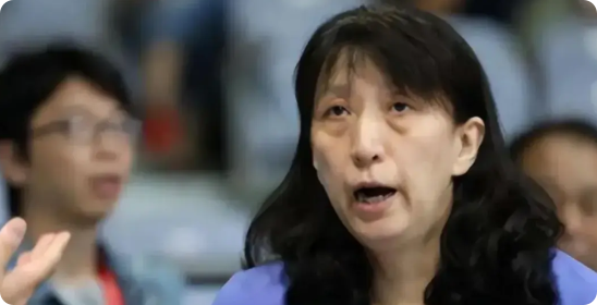 中国体育各协会负责人年龄如下:1，中国篮协主席，郭振明，60岁2，中国足协