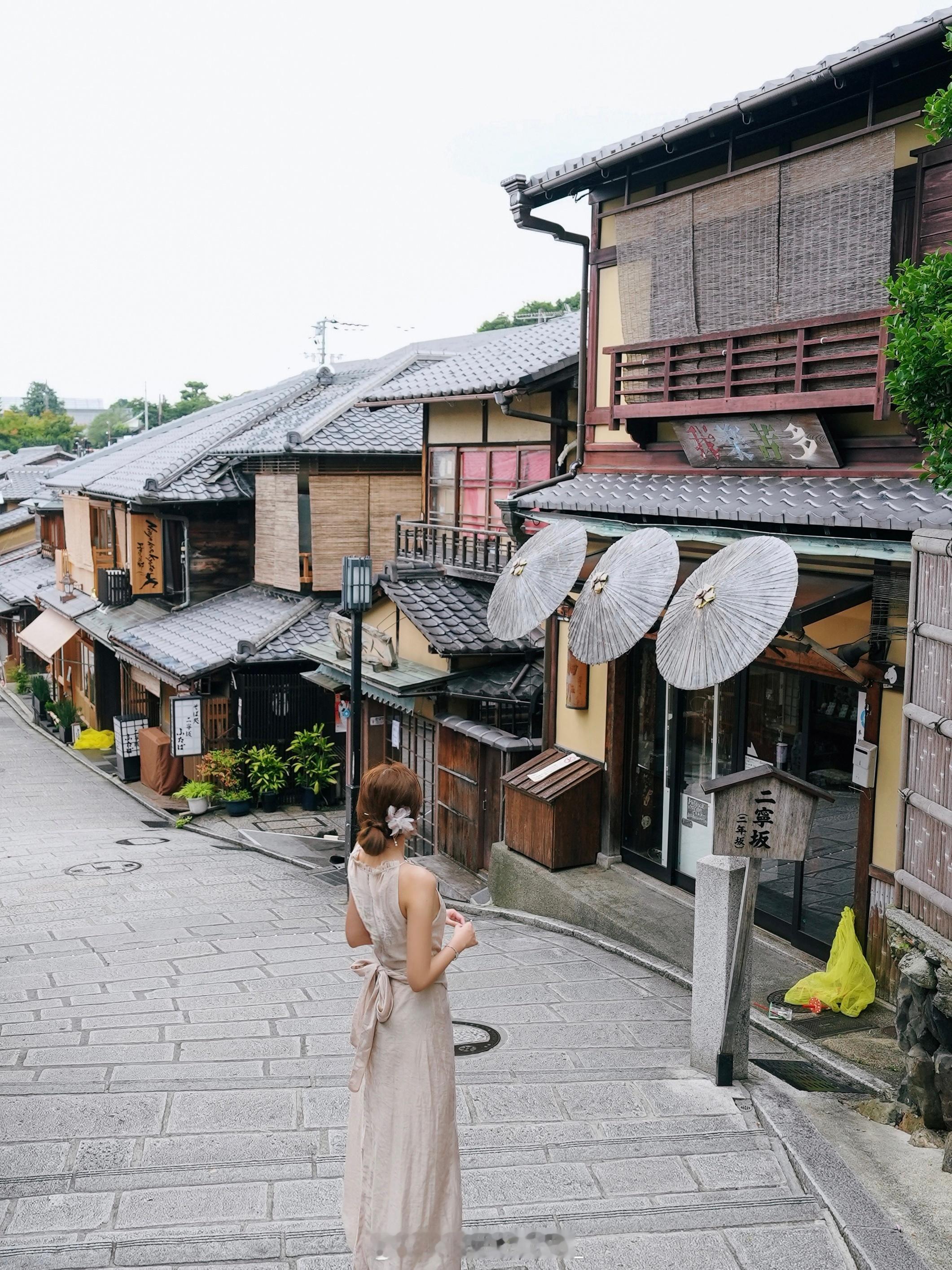-京都作为日本超火爆的旅游城市，永远都是熙熙攘攘尤其是二年坂三年坂连着清水寺那一