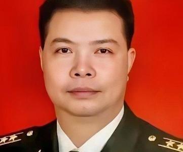 1985年，侦察兵隆志勇过境侦察被越军一枪击中，越军欢呼15万赏金到手，可当赶去