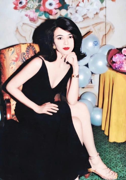 王晶说，关之琳是港圈最漂亮的女演员，真人超级美，五官毫无缺点，镜头前360度无死