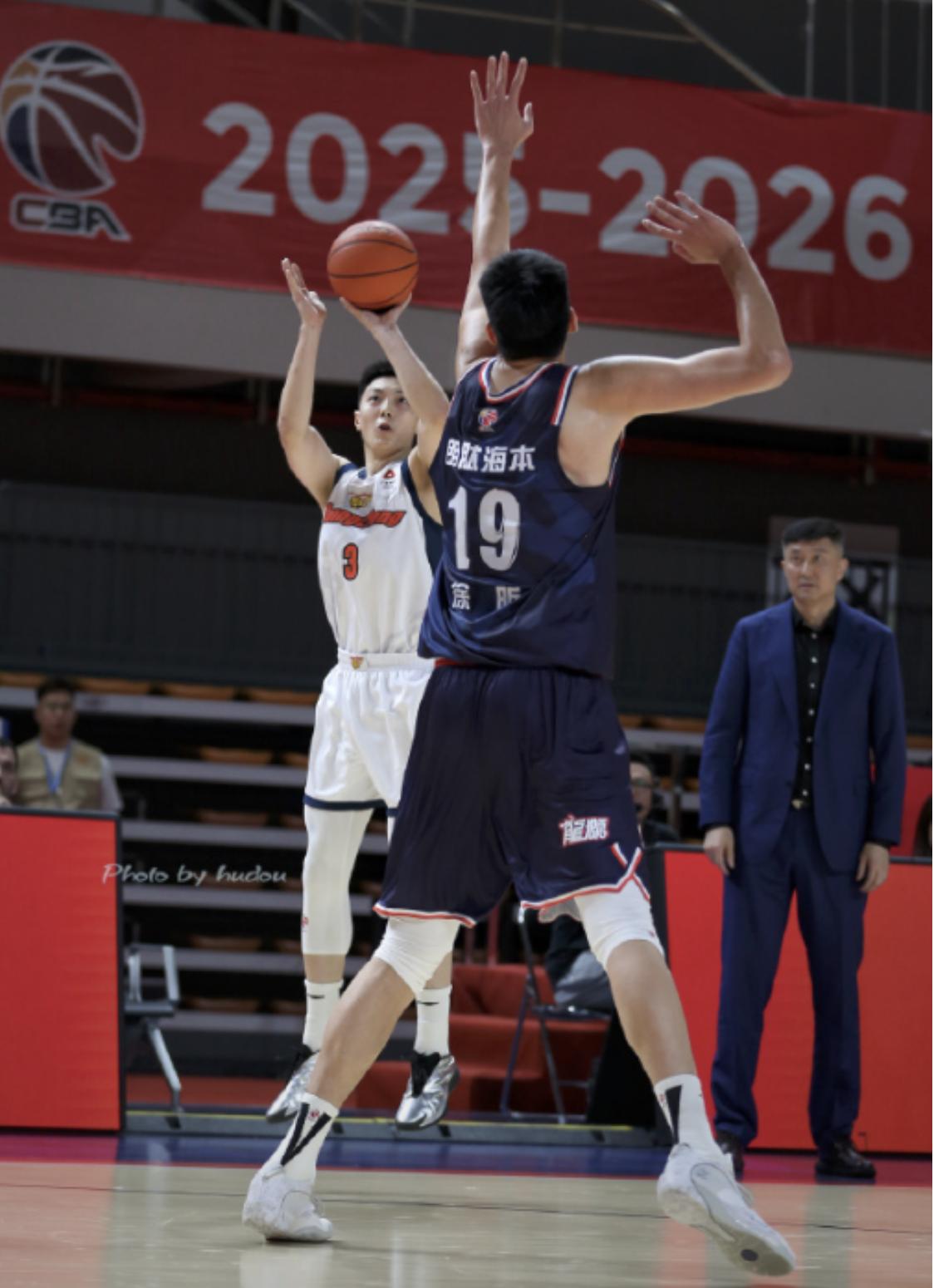 杜锋确实是够硬的。今晚的广东，实际上半场就已经把比赛打进了垃圾时间，他们反弹
