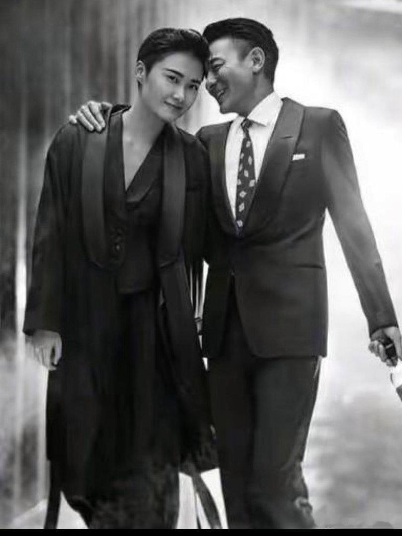 李宇春气质洒脱大气，与天王携手拍写真，氛围感默契十足，清爽又随性。