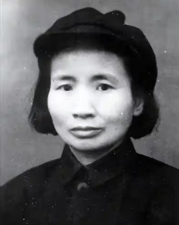 1932年，地下党员钱瑛被捕，路上，她突然意识到身上的怀表有张照片，可能会暴露自