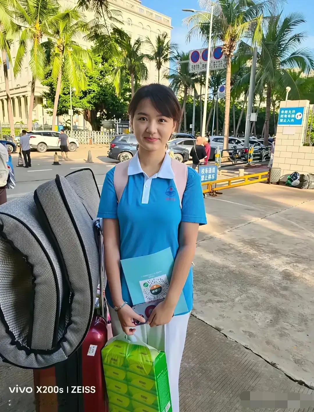一网友碰到一位大一女生，被她的颜值惊呆了，这模样随便一站，绝对是回头率最高的那种