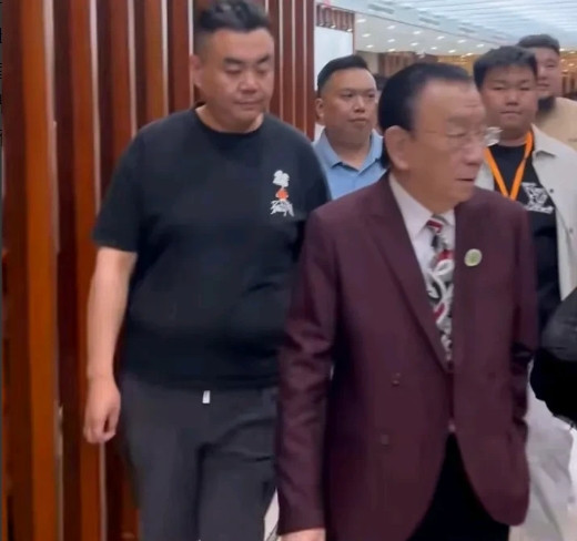 侯耀华再次霸气侧漏！这次他来到的地方，不是杨议的相声园子，而是张伯鑫的全国相声