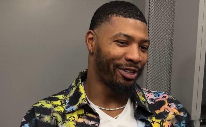 斯玛特嘴角上扬！斯玛特谈詹姆斯：“我们第四节落后15分。”“一度有点慌了