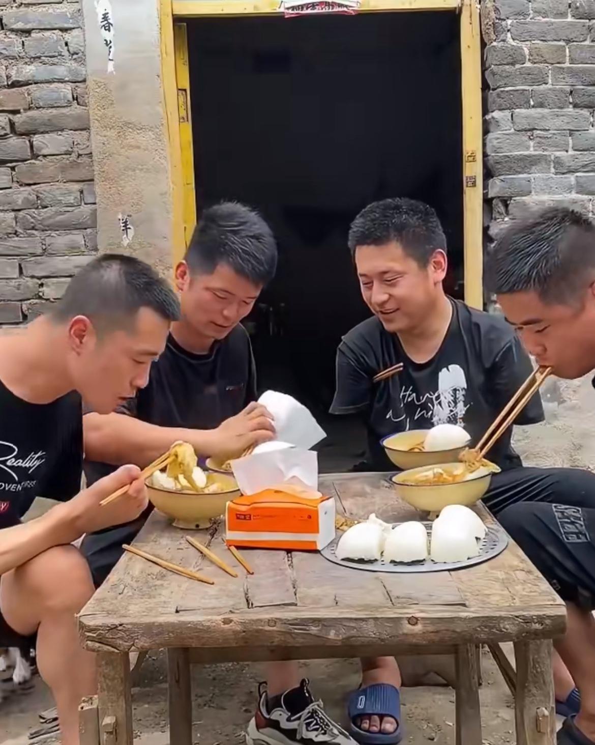 太心酸了，四个帅气小伙只有一只健康的手臂。三个人没有手臂，一个靠脚夹筷子吃饭，一