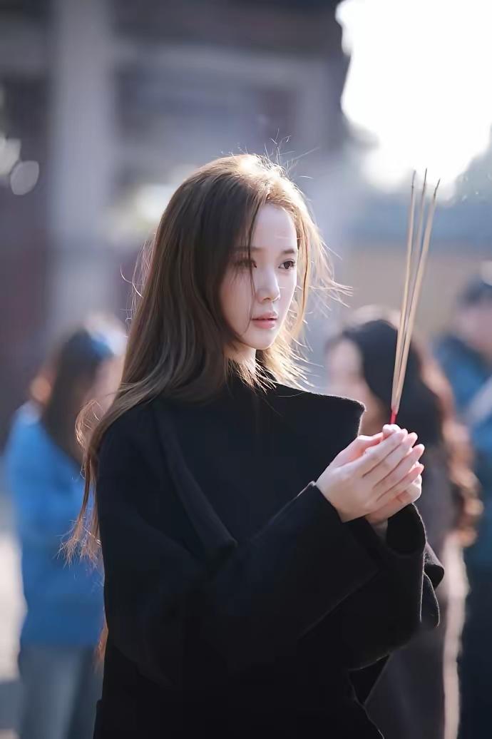 在寺庙里，许下心中的愿望，愿一切安好。🙏💐🙏生活中，依靠自己还是依靠别人？