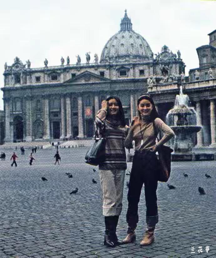1977年，台湾两个大美人林青霞和胡因梦同游意大利。那时候的她们都好时髦，