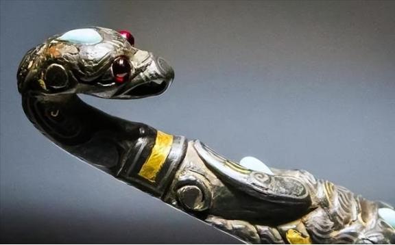 1968年，吉林一农民正挖地窖，一旁刨土的狗子，突然叼来一根奇特的黑骨头磨牙，农