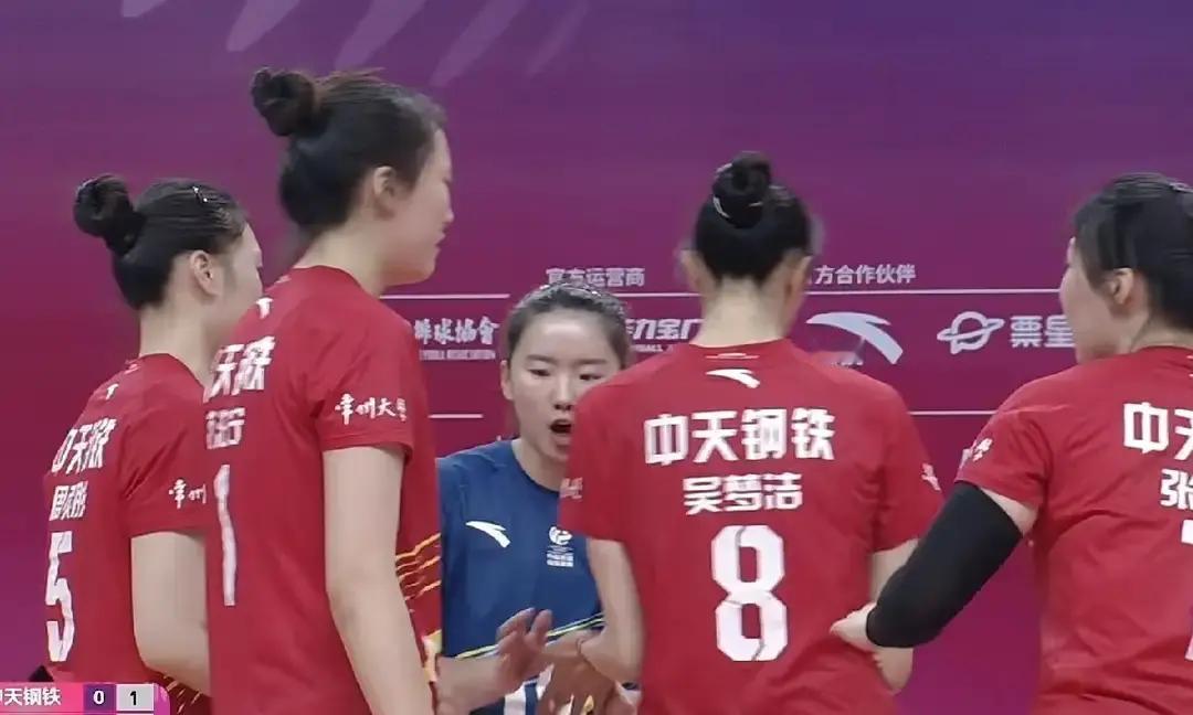 别再说女排青黄不接。看看昨晚的津苏大战，她们在五局大战里换了人间。卫