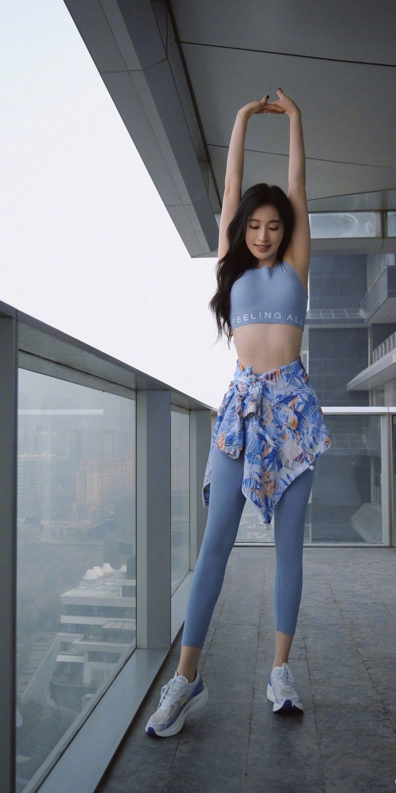 张俪好身材壁纸精选，淡蓝穿搭色彩健美吸睛。张俪