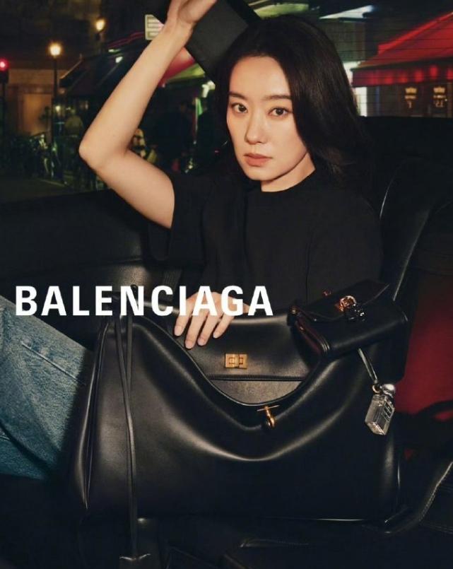 赵丽颖接触新高奢？赵丽颖自己出来逛街，被发现穿的是巴黎世家的衣服，所以很多人猜