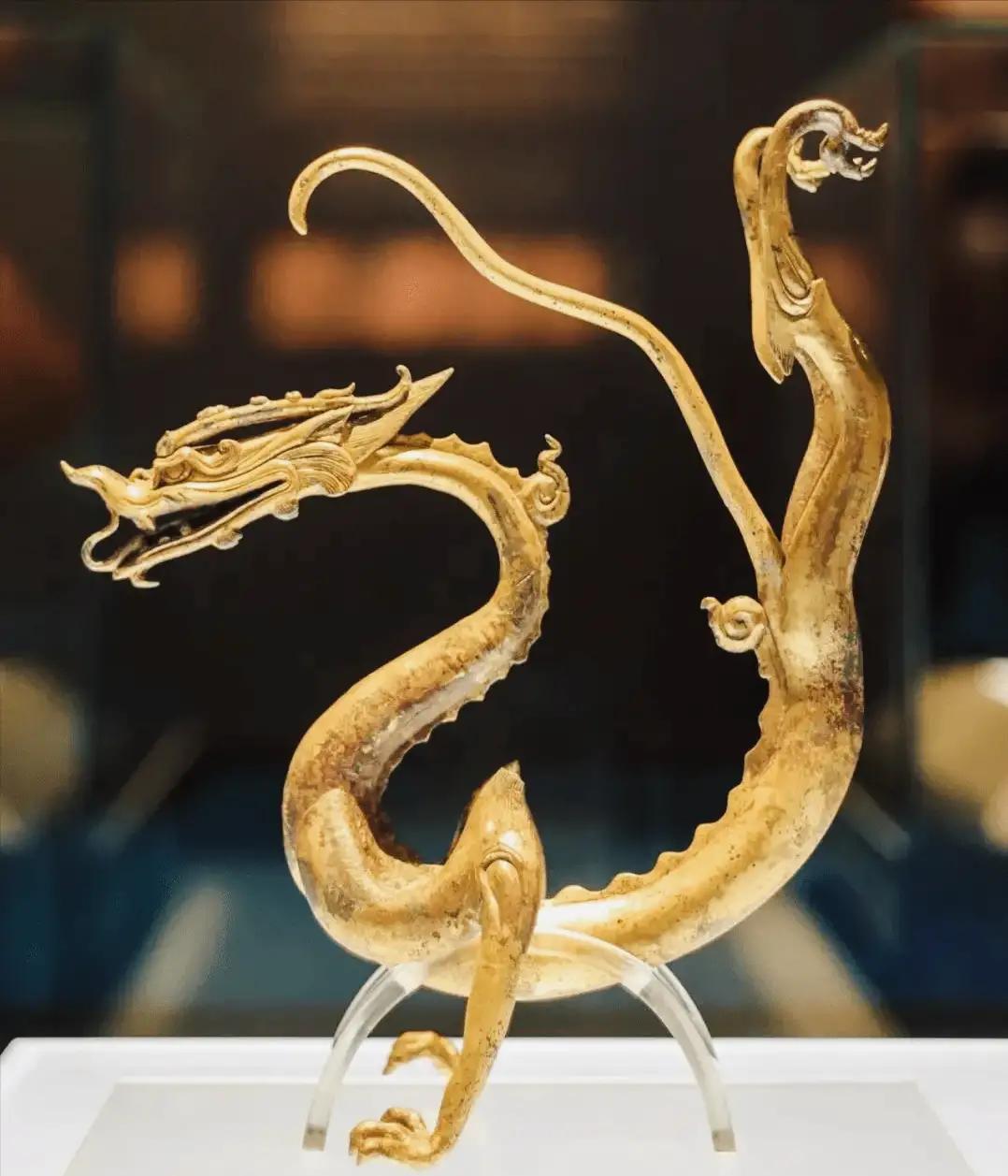 1975年，西安有个老农挖地基，准备给小儿子盖新房时，突然挖出一只大蛇。铁锨