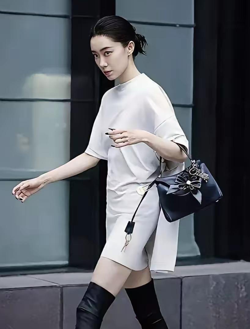 恭喜张小斐，她很有可能只凭两部电影就成为百亿影后！她要感谢贾玲，第一次带她拍电影
