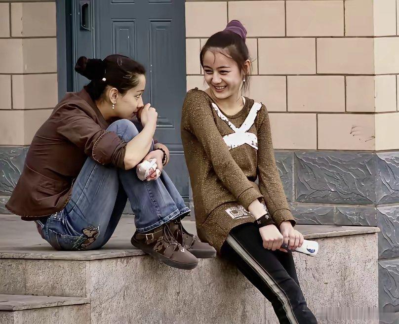 2007年，15岁的迪丽热巴与同学坐在布尔津汽车站旁聊天，正好被一位摄影师偶遇抓