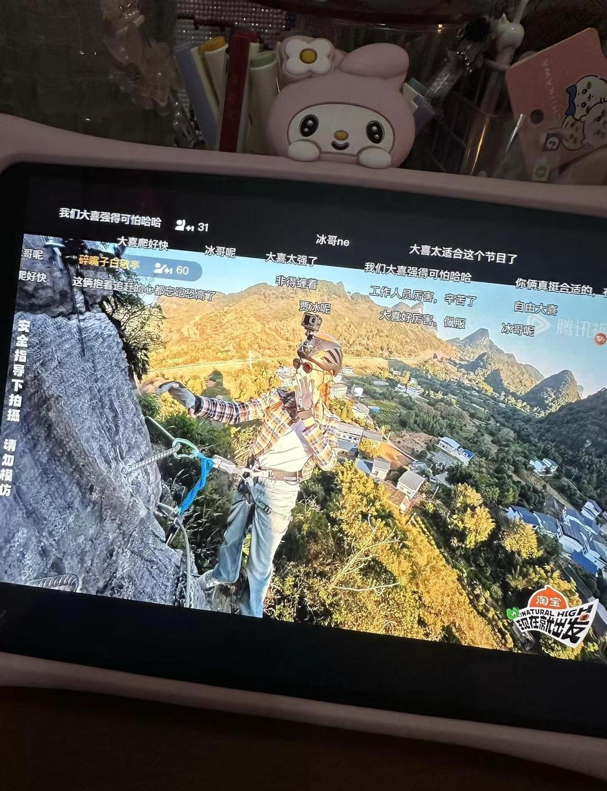 看到《现在就出发》收官，满屏都在刷“勇敢的人先享受世界”。我笑了。综艺滤镜下