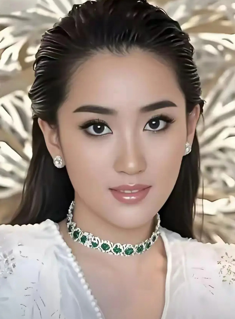 单从脸蛋看，这是世界最美的女人了吧！泰国前总理，佩通坦，不仅能力出众，美貌也