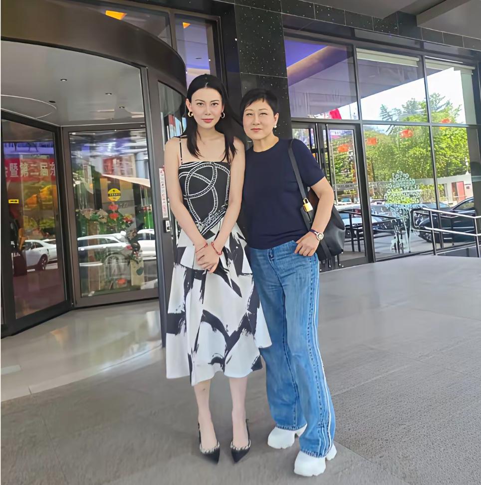 张凯丽，太会穿了。62岁的年纪，竟然穿出了少女感。和旁边的美女合影，丝毫没输。一