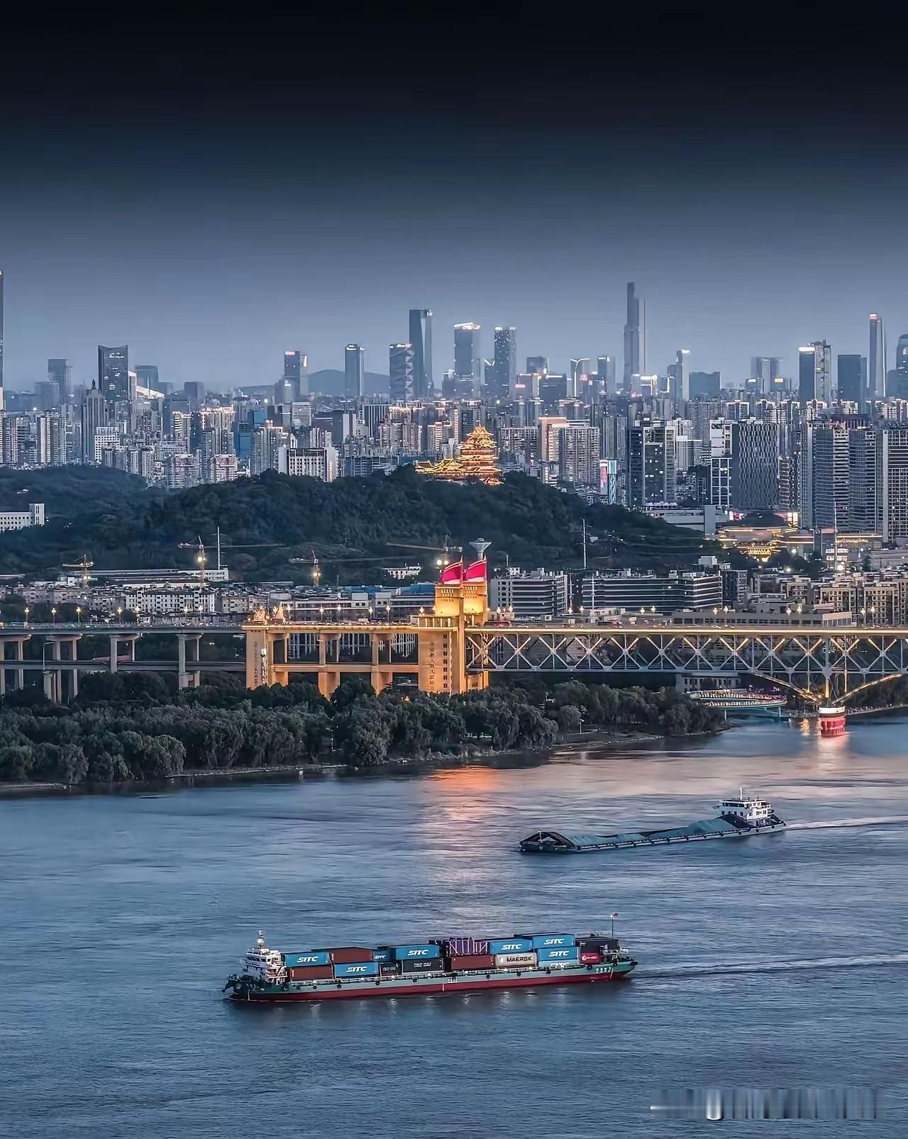 对于房市，最有购买力的那群人，是刚需吗？很显然不是。具有充沛购买力的有钱人，