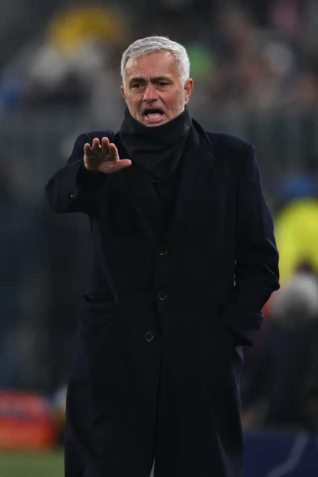 本菲卡球迷因战绩糟糕愤怒包围训练基地, 与穆里尼奥对峙