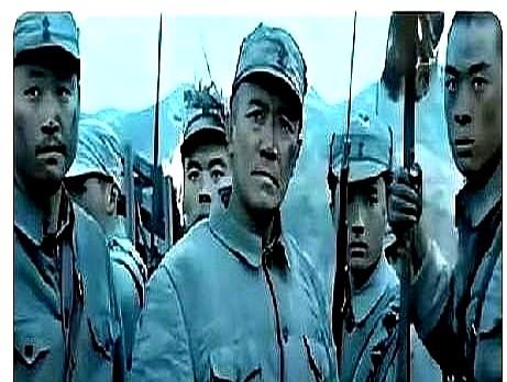 你肯定记得《亮剑》里那个386旅旅长吧？出场仅三分钟，插着口袋训李云龙的样子