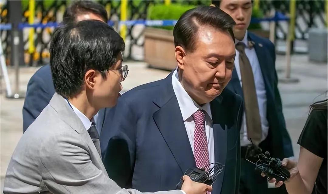尹锡悦顽抗到底，拒绝出席特检调查，或再被逮捕！7月1日，原本是尹锡悦第二次接受