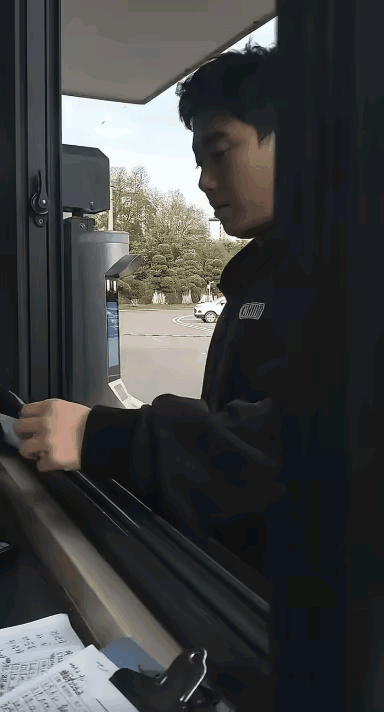 王励勤果然言出必行，说的密闭封训，就是不让出去！梁靖崑想出去，结果被门外大